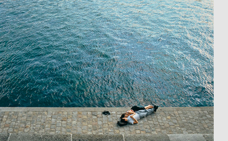 Photograph of lovers along the Seine